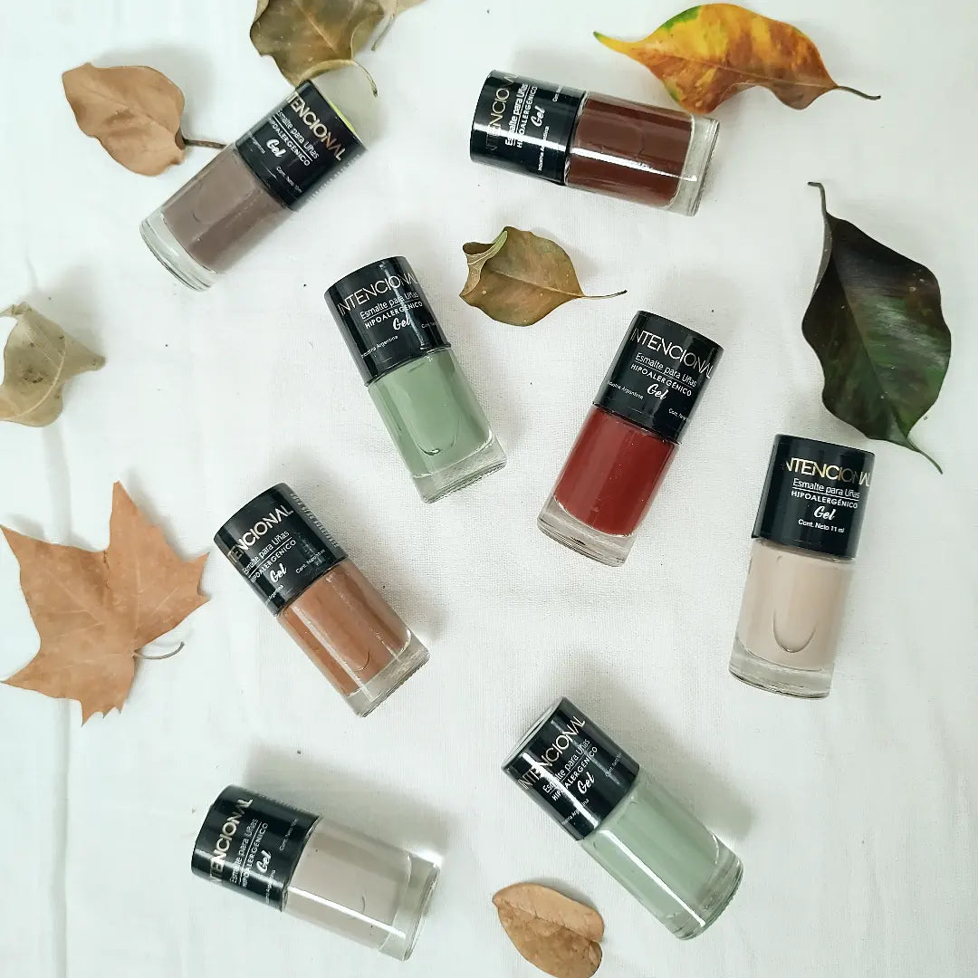 Frascos de esmalte Intencional entre hojas de otoño