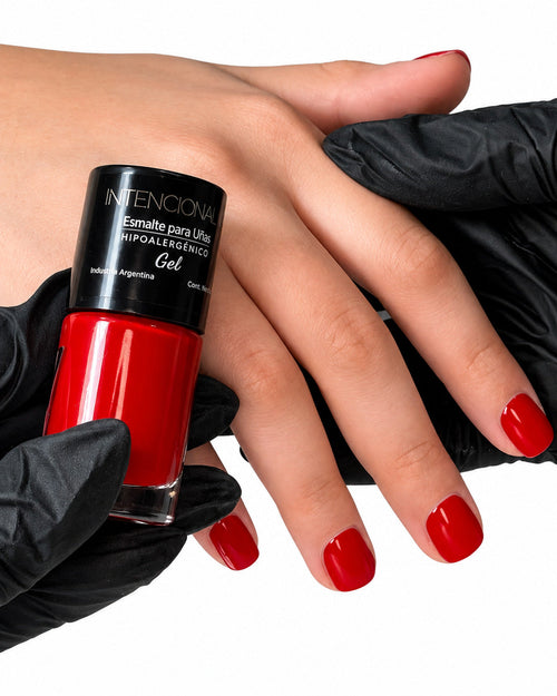 Uñas pintadas de rojo con el esmalte hipoalergénico gel Intencional