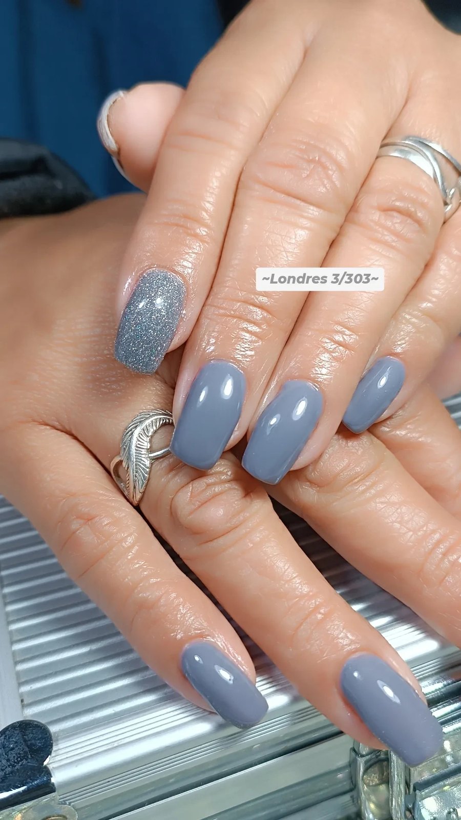 Uñas con esmalte semipermanente Intencional aplicado