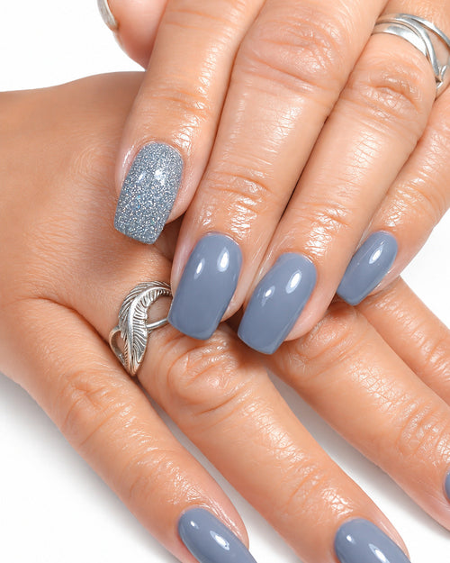 Uñas pintadas con el esmalte semipermanente Intencional tono Londres 303